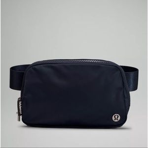 🍋Lululemon Everywhere Belt Bag True Navy